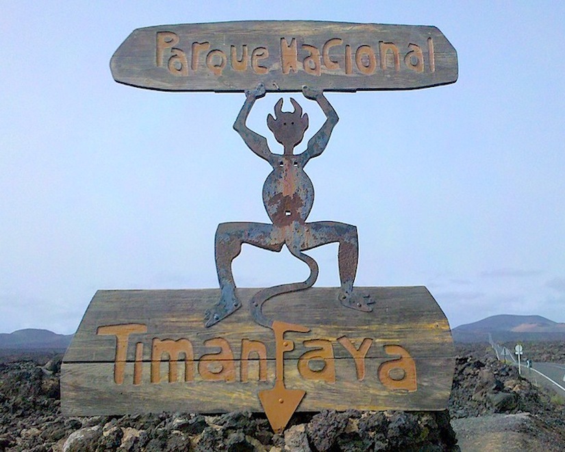 Люди, даже немного осведомленные о Лансароте, возможно, усмехнутся над моим заголовком. Да, зелени на острове не так уж и много, можно сказать, ее почти нет, но как замечательно вписываются в атмосферу острова строки из известной песни: "...остров невезения в океане есть!" Но действительно ли все так печально на Лансароте? Вовсе нет! Остров богат разнообразными достопримечательностями, будь то созданные человеком или природой, будь то их уникальное взаимодействие. А насчет "острова невезения" предлагаю вам сделать собственные выводы после увлекательного путешествия по Лансароте.
