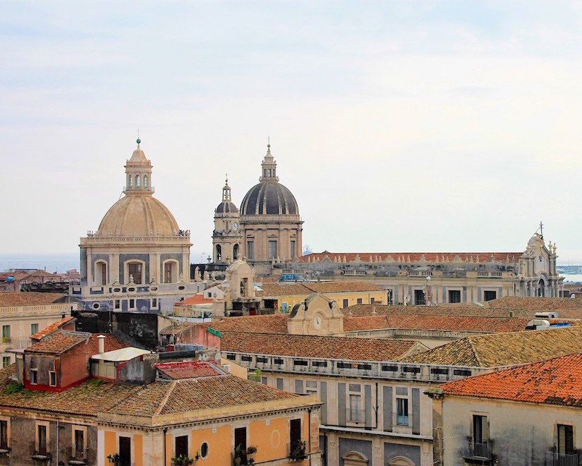 В этом городе, словно театральная постановка, сливаются контрасты: здесь история смешивается с современностью, как струны разных времен, создавая гармонию. Белые фасады храмов и дворцов противопоставлены тёмным оттенкам лавового покрова, а мощь древних сооружений переплетается с простотой обветшалых стен домов.

