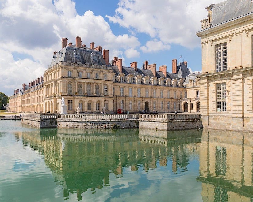 Фонтенбло - неизменный символ величия и власти французских монархов. Этот замок служил резиденцией королей Франции задолго до возникновения Версаля, а также был уютным гнездышком для семьи Наполеона I. Его интерьеры вдохновлены эпохами Ренессанса и Ампира, олицетворяя величие и роскошь этих времен.
