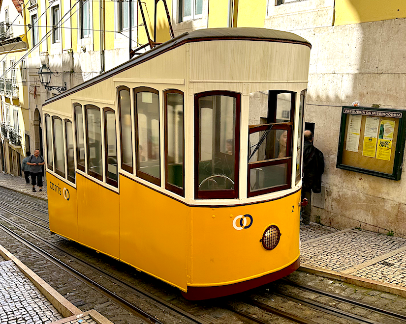 На этой экскурсии вы узнаете, что случилось с последним португальским королём, кто приучил англичан к чаю, где инквизиция устраивала казни еретиков, почему здания обкладывают керамической плиткой, какие мрачные тайны скрывает церковь Доминиканцев, почему 13 июня проходит массовое венчание 13 пар, и за что португальцы обожают сушеную треску.
