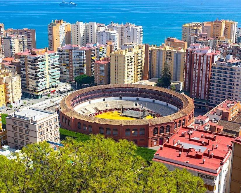 Во время экскурсии мы посетим главные городские достопримечательности, включая подъем на автомобиле на смотровую площадку на горе Гибралфаро, проедем на машине по восточной и центральной части города. Есть возможность совместить эту экскурсию с посещением: Михаса, Ронды, Сетениля.
