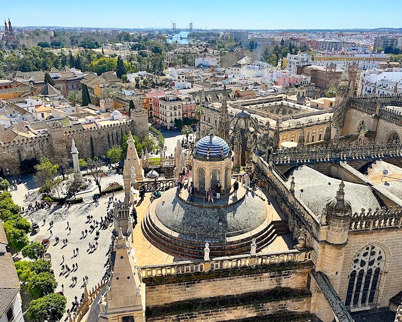 Приглашаю на увлекательную экскурсию в главный город Андалузии, остававшийся под мусульманским правлением с 8 по 13 века, наследие которого можно увидеть в его архитектуре: в крепости Алькасар, в символе города - колокольне Ла Гиральда и Золотой башне старого города на берегу знаменитой реки Гвадалквивир.
