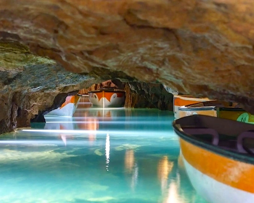 В ходе экскурсии вы заглянете в зал летучих мышей и полюбуетесь озером Дианы. Вас ждет поездка по узкому проходу, известному как Коридор влюбленных. Прогуливаясь пешком по пещере, вы встретитесь с «лицом дьявола», насладитесь видом «каскада цветов» и даже сможете прикоснуться к динозавру. Вам откроются восхитительные по красоте скопления сталактитов и сталагмитов.
