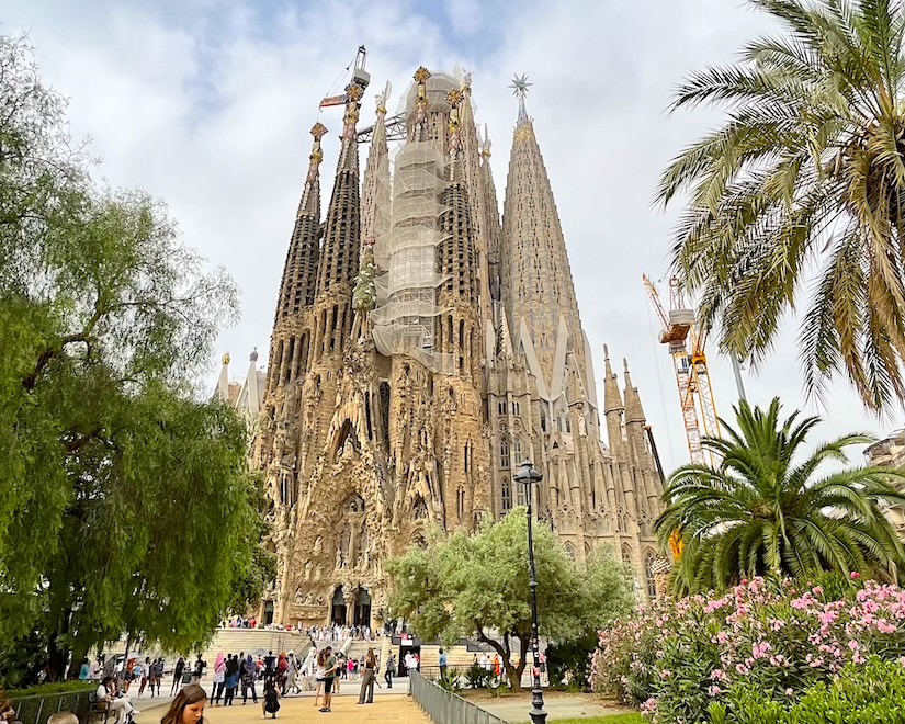 Эта экскурсия предлагает уникальное путешествие по творениям Антонио Гауди и других мастеров модерна. Начнем у величественного Храма Святого Семейства, последнего и любимого произведения Гауди. Прогуляемся по Avenida Gaudi, где пересекаются два великих творения Гауди и Луиса Доменека-и-Монтанера. 
