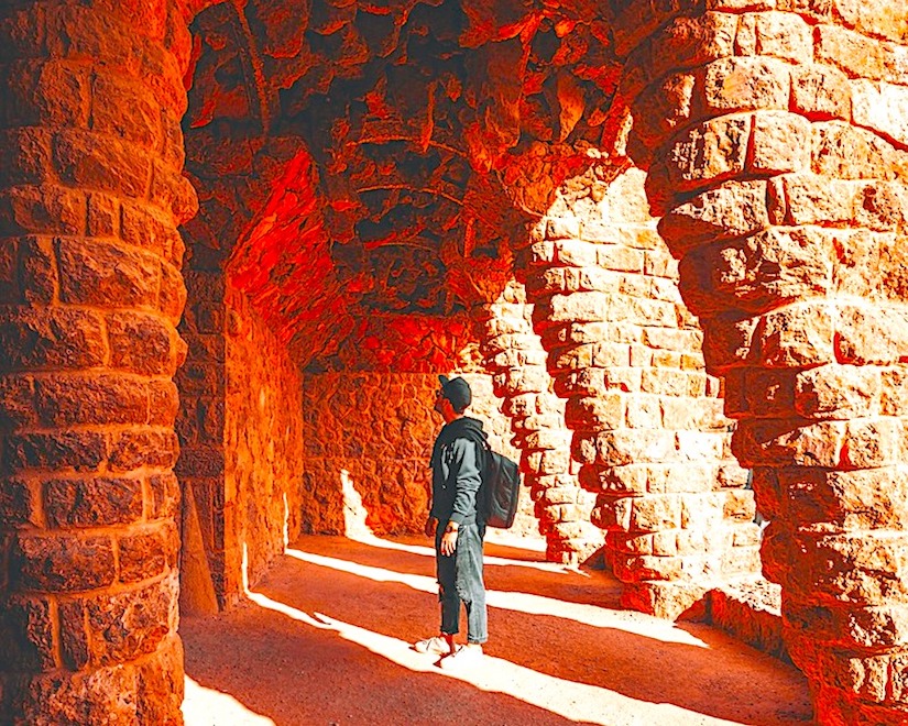 Пешеходная экскурсия Парк Гуэль: Гауди и его меценат Гуэль откроет перед вами один из наиболее впечатляющих примеров каталонского модернизма. Парк Гуэль, спроектированный Антонио Гауди в начале XX века, изначально предназначался как элитный жилой комплекс, но сегодня это объект Всемирного наследия ЮНЕСКО.
