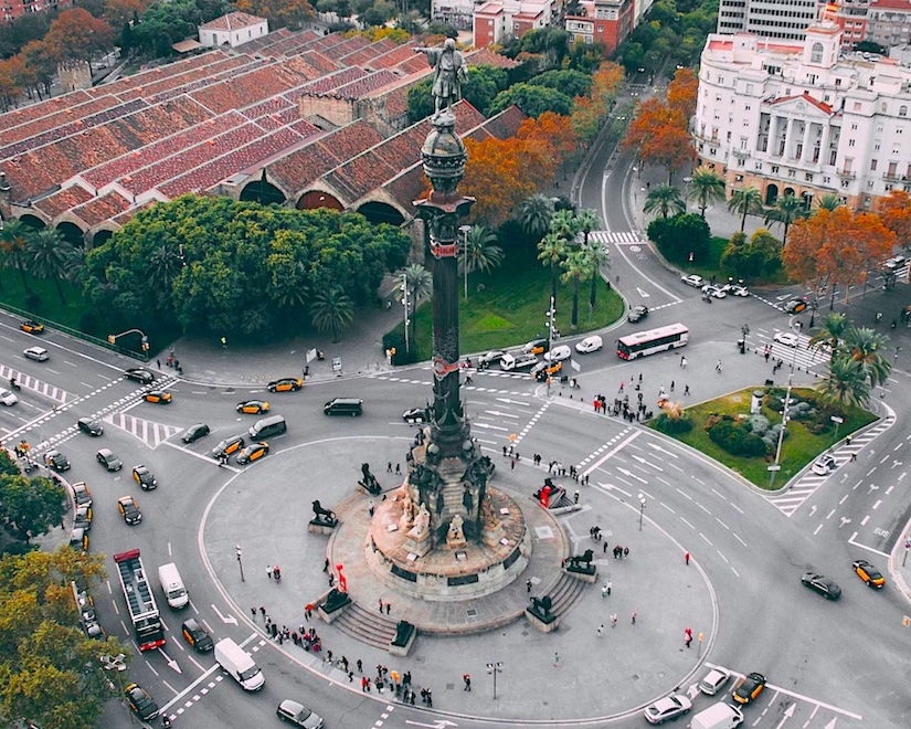 Обзорная экскурсия по Барселоне — это идеальный способ увидеть главные достопримечательности города за ограниченное время. Мы начнем у памятника Колумбу, затем прогуляемся по Площади Каталонии и улице La Rambla, исследуем Paseo de Gracia и полюбуемся величием Саграда Фамилия. Далее нас ждет Парк Гуэль и восхитительные виды с горы Монжуик. В пути мы также попробуем местную кухню и, по желанию, посетим один из музеев города. Место встречи — Площадь Каталонии. Откройте для себя Барселону с максимальным комфортом и увлекательными историями.
