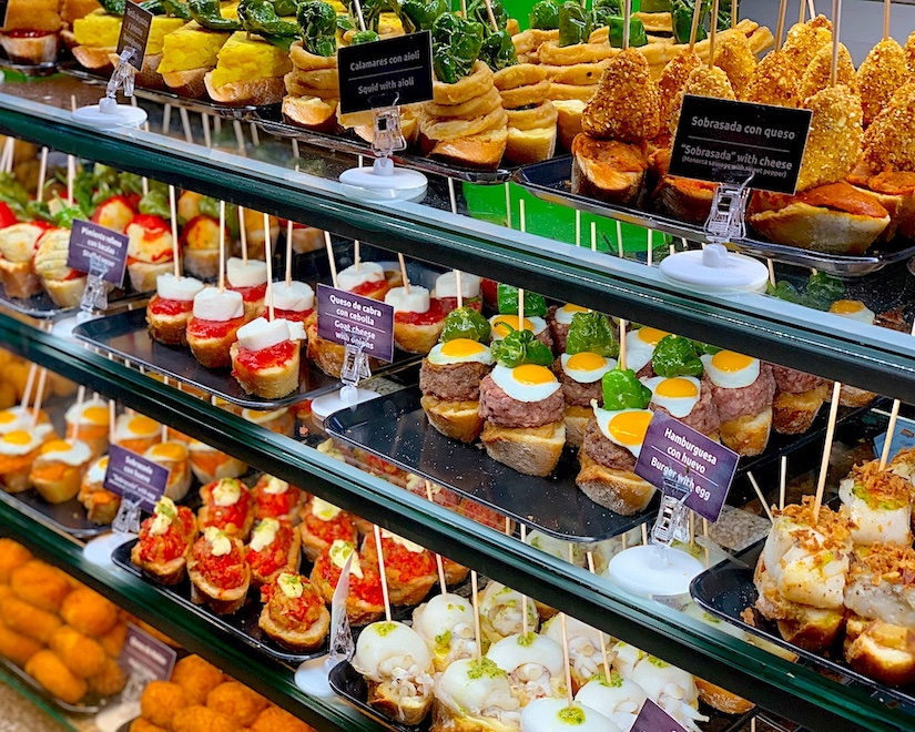 Гастрономическая экскурсия - Тапасные прогулки Барселоны предлагает вам насладиться лучшими тапасами столицы Каталонии. Мы пройдемся по тщательно подобранным местам, где вас ждут изысканные закуски, уютная атмосфера и местные гастрономические шедевры. Маршрут будет составлен индивидуально в зависимости от ваших предпочтений и желаемых районов. Откройте для себя Барселону через её вкусные традиции!
