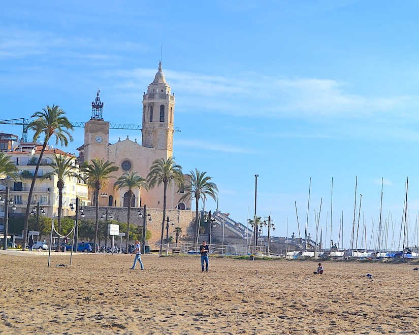 Обзорная экскурсия по Ситжесу - это погружение в атмосферу очаровательного города на побережье Каталонии, всего в 30 минутах от Барселоны. Мы начнем у церкви Святого Варфаломея и Святой Феклы, продолжим исследование площади музеев и мэрии, насладимся прогулкой по набережной с увлекательным рассказом о Бакарди. В ходе экскурсии мы также углубимся в атмосферную тусовочную улицу и исследуем ключевые места города, завершая наш маршрут у вокзала. Ситжес славится своими пляжами, культурными событиями и вкусной кухней, предоставляя незабываемые впечатления для любого вкуса.
