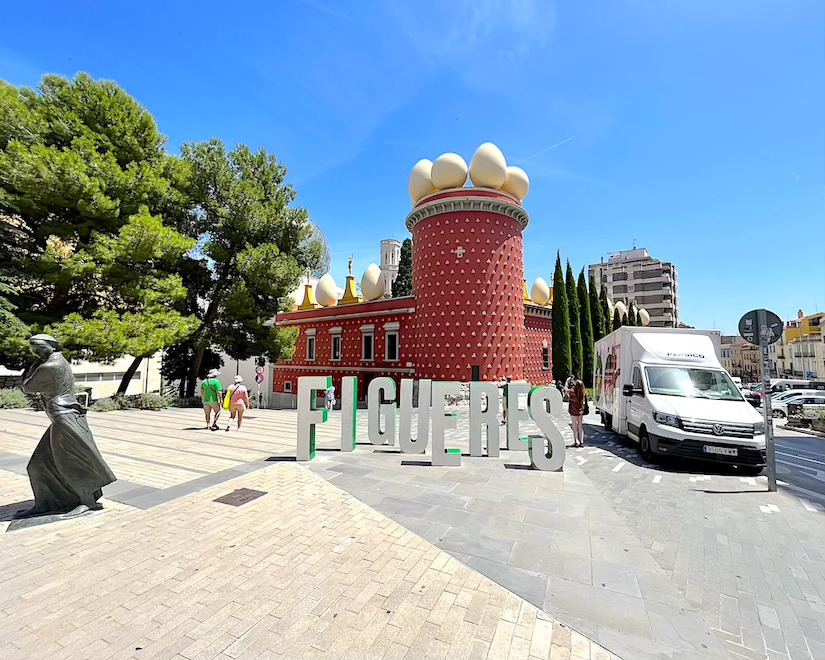 Экскурсия Золотой треугольник Дали - это увлекательное путешествие по местам, связанным с гениальным художником Сальвадором Дали. Мы начнем в Фигерасе, где находится знаменитый музей Дали, уникальная комбинация живописи, скульптуры и инсталляций, отражающая сюрреалистическое видение художника. Далее посетим замок Гала Дали в Пуболе, подарок Дали своей жене и музе, который стал её местом вдохновения. Завершим день в доме Дали в Кадакесе, студии и личном пространстве художника. Погрузитесь в мир Дали и откройте для себя его удивительное наследие.
