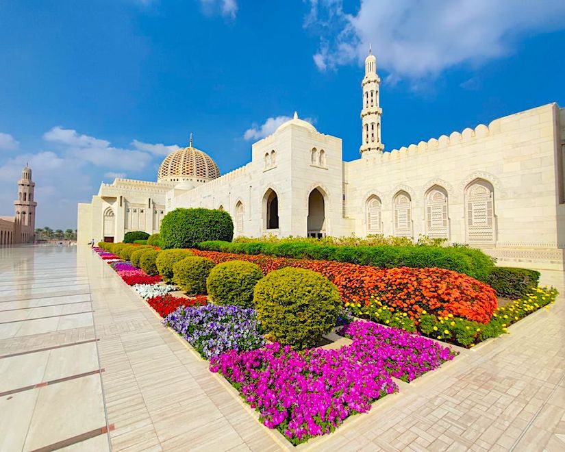 Эта экскурсия предоставит вам возможность не только познакомиться с Маскатом, столицей султаната Оман, но и насладиться красотой природы этой удивительной страны. Вы откроете для себя богатую историю Омана и посетите одну из самых величественных мечетей в мире.
