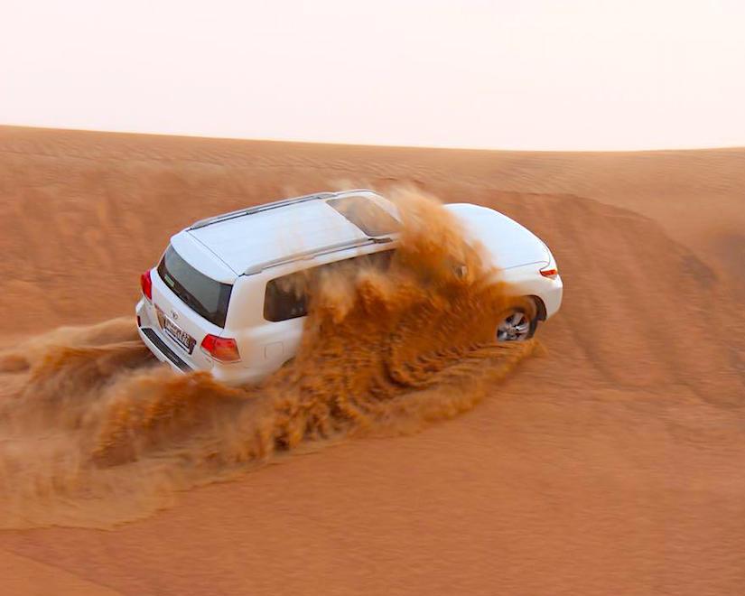 Многим может показаться, что Дубай целиком заставлен небоскрёбами и перечерчен трассами дорог. Хотите узнать что находится за периметром города? Откуда взялись бедуины и где они выживали? Тогда Вам с нами! - Сафари в Пустыне.
