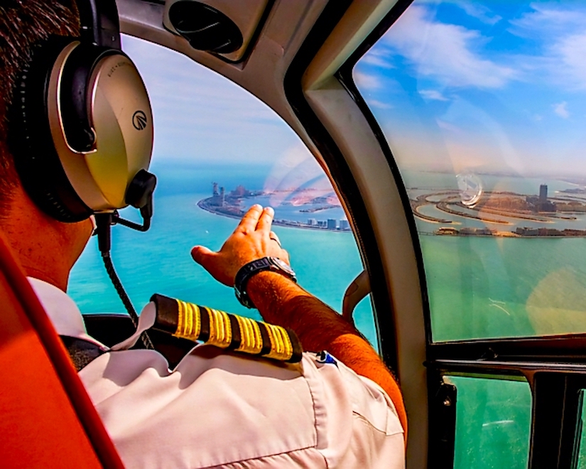 Отправляйтесь в увлекательное путешествие на вертолете в небольшой группе из 5-6 человек, чтобы насладиться панорамными видами знаменитых небоскребов Дубая. Во время полета вы сможете детально рассмотреть такие архитектурные чудеса, как остров Пальма Джумейра, Острова Мира и величественный Бурдж аль-Араб. С высоты птичьего полета перед вами откроется весь город, как на ладони!
