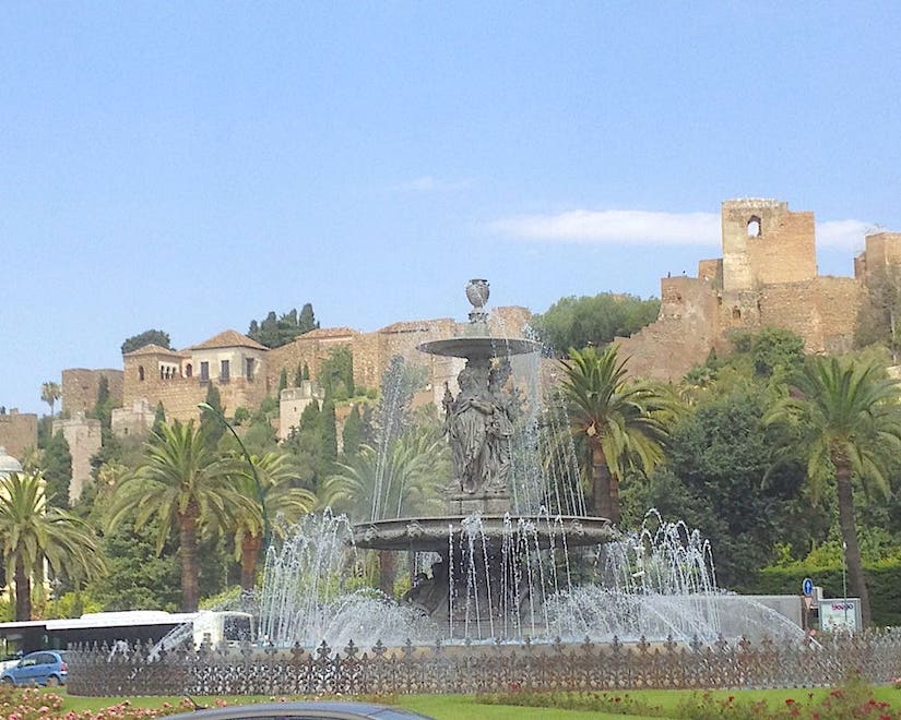 Вы подниметесь на крепостные стены Хибральфаро, откуда открывается великолепный вид на город и бухту, почувствуете атмосферу города и познакомитесь с традициями и образом жизни андалусцев.
