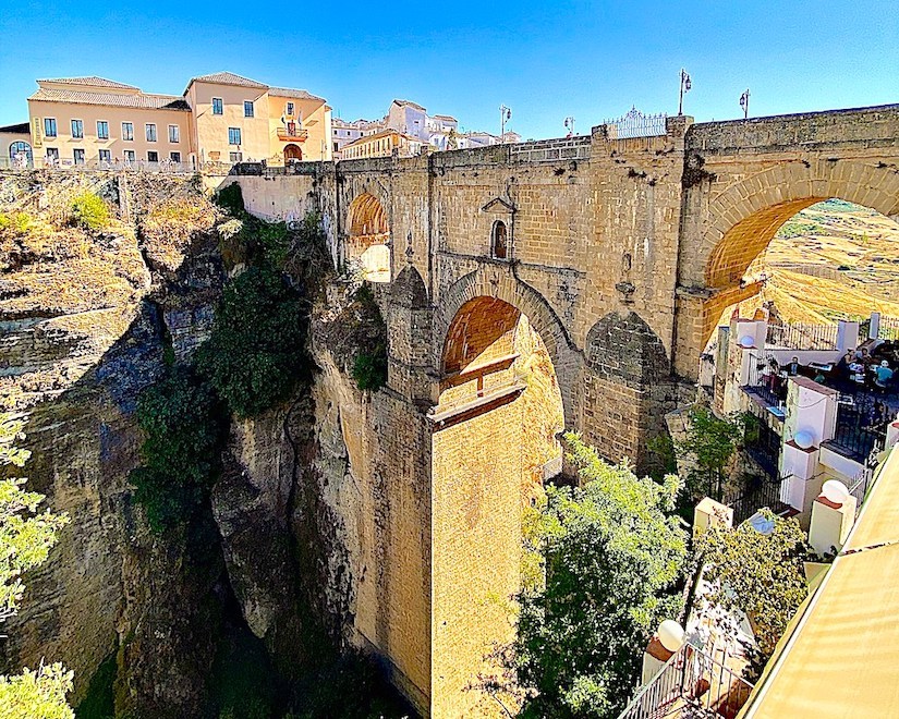 Ронда – это место, где история встречается с завораживающей природной красотой. Этот удивительный город, возвышающийся на скалах и разделённый глубоким ущельем Эль Тахо, покоряет путешественников своими великолепными видами: крутые горные склоны плавно переходят в изумрудные долины, а отвесные обрывы открывают потрясающие панорамы. Приглашаю вас отправиться на неспешную прогулку по Ронде и почувствовать её волшебную атмосферу. Каждый, кто хотя бы раз побывал здесь, уносит с собой незабываемые воспоминания и оставляет в этом месте частичку сердца.
