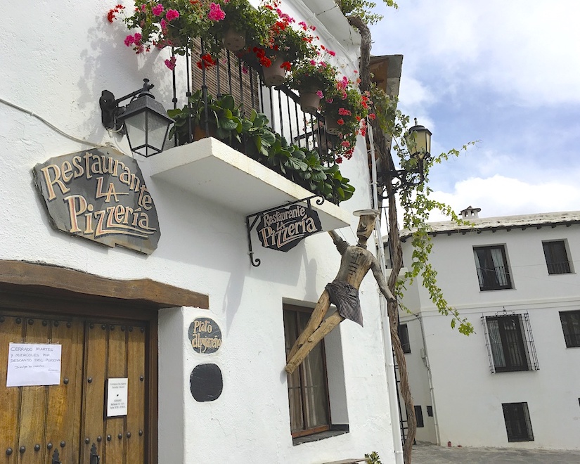 Погрузитесь в атмосферу чарующего мира горных «белых деревень» Андалусии, раскинувшихся на южных склонах величественных гор Сьерра-Невада в провинции Гранада. Это путешествие перенесет вас в прошлые времена, наполненные покоем и гармонией, где вы сможете ощутить свежесть горного воздуха и попробовать кулинарные шедевры, приготовленные по древним рецептам.
