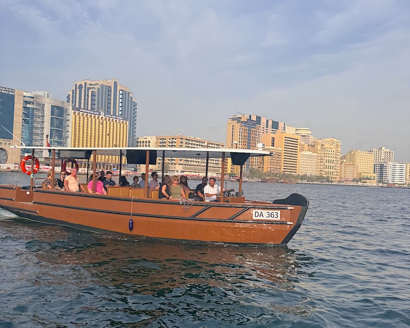 Откройте для себя подлинный восточный колорит на экскурсии по старой части Дубая. Прогулка по историческому району Al Fahidi с его узкими улочками и ветряными башнями перенесёт вас в эпоху до появления мегаполиса. Вы посетите Дом-музей, узнаете о жизни местных жителей и насладитесь традиционной арабской церемонией кофепития. Прогулка на лодке абра по Dubai Creek откроет вам виды старинных рынков, где вас ждут ароматные специи, яркие прилавки и секреты местной кухни. На рынке золота вы увидите самое большое кольцо в мире, а на рынке парфюмов сможете создать уникальный аромат.
