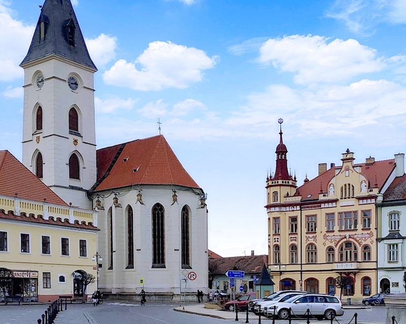 Чехия — страна, достойная внимательного изучения и искреннего восхищения. Однодневные путешествия здесь — это словно концентрированный эликсир эмоций, в котором каждая капля хранит атмосферу, истории и культурные слои. Сегодня меня ждет именно такое приключение — калейдоскоп городов и весей, что сплетаются в удивительный культурный пазл.
