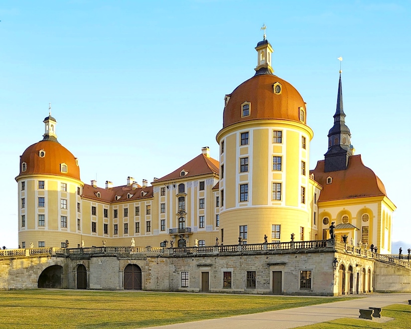 Сегодняшнее путешествие обещает быть незабываемым: бескрайние поля и холмы, романтичные замки, деревенские пейзажи, будто сошедшие с полотен художников, а также Дрезден и Мейсен — города, насквозь пропитанные историей, великими судьбами и архитектурными шедеврами.
