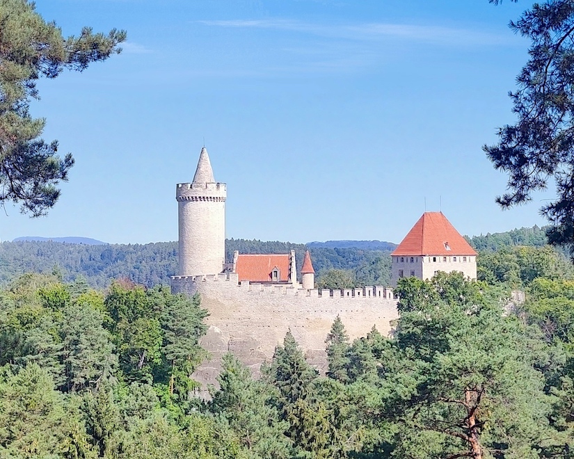 Сегодняшний день обещает быть насыщенным и захватывающим — с познавательными открытиями, живописными природными видами и, что уж скрывать, небольшими физическими испытаниями. Чешские холмы восхитительны, но их крутые склоны могут стать настоящим вызовом для неподготовленных путешественников…
