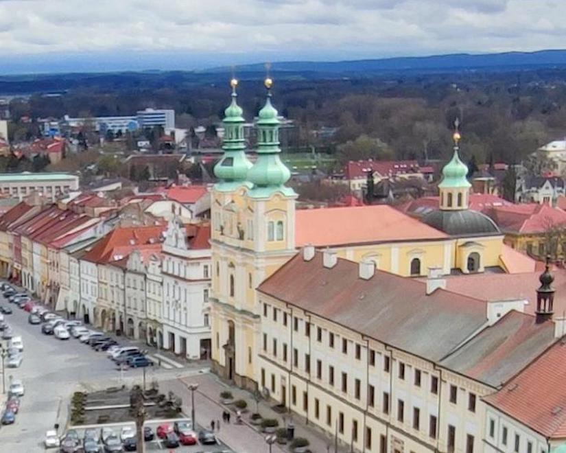 Европа – это гигантский котел, в котором на протяжении тысячелетий всё перемешивалось, взбалтывалось и переплеталось. Каждый европейский город, улица или даже дом может стать волшебным зеркалом, в котором отражаются события минувших эпох.
