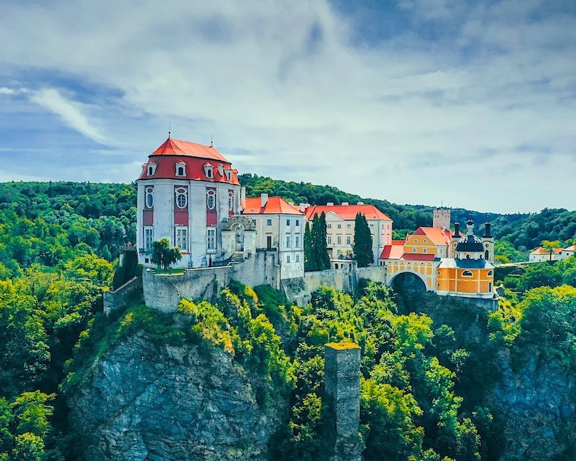 Чехия — это страна, где замки, живописные ландшафты и богатейшее пивное наследие создают уникальную атмосферу. Заповедники, дворцы и горные вершины поражают своей красотой, а местное пиво — непревзойденным вкусом. Путешествия по городам и весям дарят не только знания, но и удовольствие, а пиво, как говорят, укрепляет здоровье.
