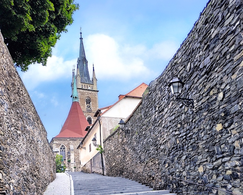 Чтобы по-настоящему узнать и понять Европу, нужно путешествовать по ней как можно больше. Её замки — это великолепные рассказчики, маленькие городки — прекрасные гиды, а сельские таверны — щедрые кормильцы. Исследовать Старый Свет лучше всего комплексно, вооружившись терпением, книгами и искренним интересом.
