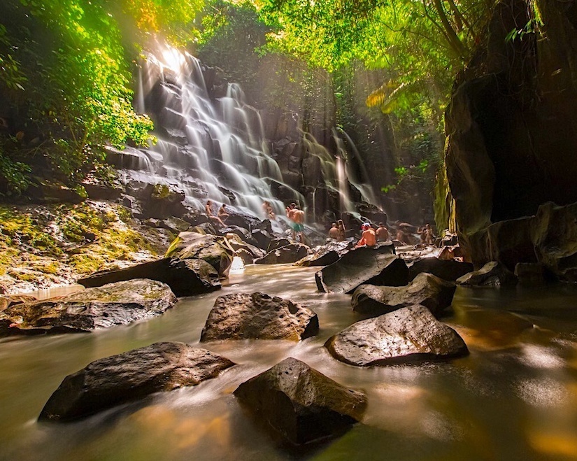 Захватывающие водопады в джунглях и древний храм