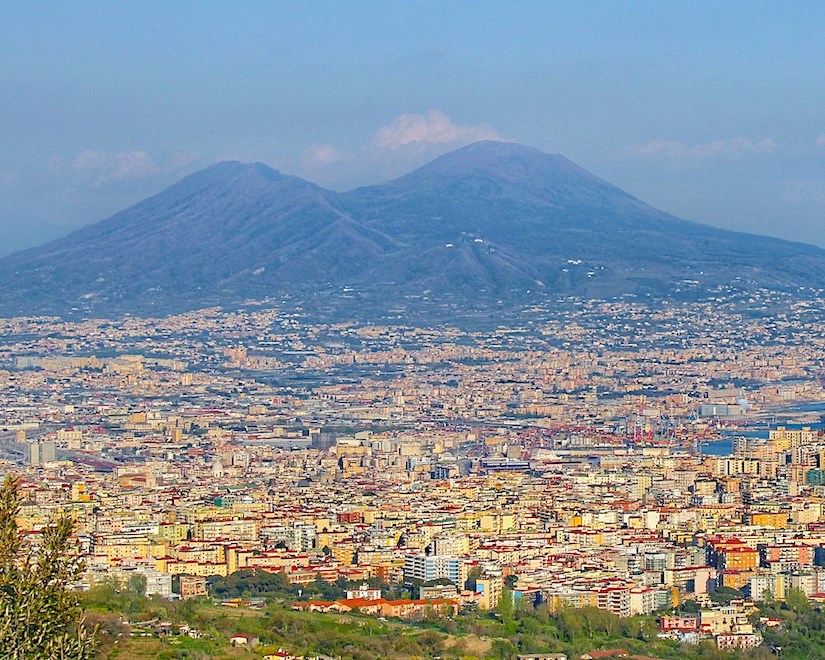 Экскурсия на Везувий — это уникальный шанс подняться на один из самых знаменитых вулканов мира, который в 79 году н.э. уничтожил Помпеи и до сих пор остается активным. Вы погрузитесь в историю и мифы о катастрофе, изменившей ход истории, в сопровождении профессионального гида. Я помогу вам сделать потрясающие фотографии, а с вершины откроются захватывающие виды на Неаполь, остров Капри, Сорренто и Амальфитанское побережье.
