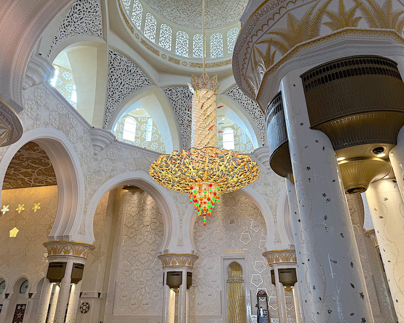 Столица, рожденная из пустыни: архитектура, роскошь и традиции Абу-Даби