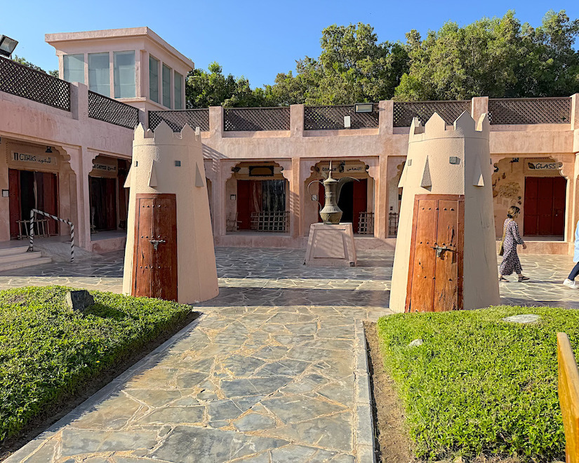 Погрузитесь в культурное и современное сердце Абу-Даби! Вас ждут: аутентичная Деревня наследия, роскошный Emirates Palace, величественный дворец Qasr Al Watan, символ межрелигиозного мира &mdash; Дом Авраама, и захватывающий мир цифрового искусства в TeamLab Phenomena.
