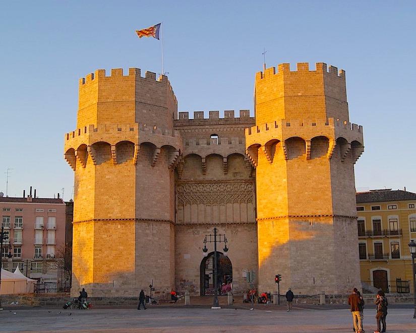 Впервые в Валенсии? Идеальный способ познакомиться с городом — наша увлекательная пешая прогулка по историческому центру! Вы погрузитесь в атмосферу старинного города, узнаете его тайны, увидите великолепные памятники архитектуры и завершите маршрут у знаменитой Шелковой биржи — объекта ЮНЕСКО, напоминающего о расцвете Валенсии в Средние века.
