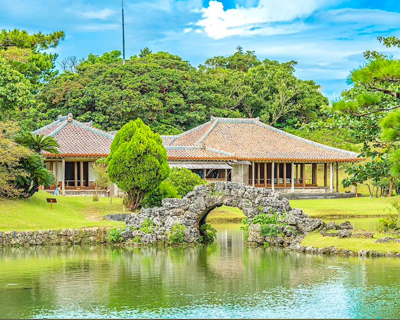 Приглашаю вас в путешествие сквозь века - от величия древнего королевства до пульсирующего ритма современной Окинавы. Эта экскурсия объединяет четыре знаковых места столицы острова, позволяя почувствовать её душу.
