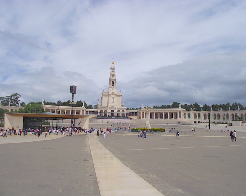 Эта экскурсия - не просто поездка по историческим местам. Это погружение в душу Португалии, где на каждом шагу вас ждут легенды, тайны и вдохновляющие истории. Мы отправимся по следам самых могущественных рыцарей, увидим, как смелость и вера творили чудеса, и прикоснёмся к святому месту, где сбылись пророчества.

