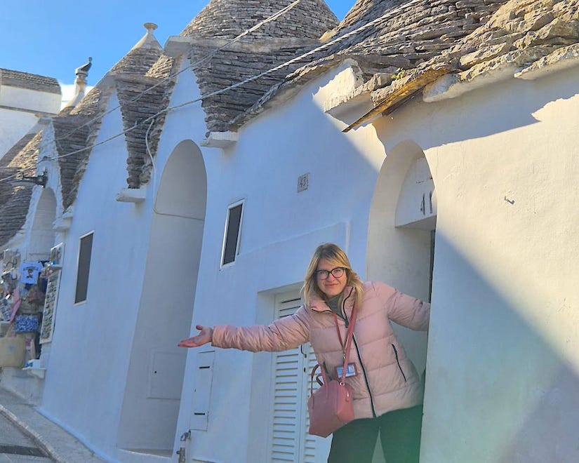 Сказочный город труллей-Альберобелло. Соседний круглый город. (выездные экскурсии). Долина Одегитрии включающая и эти города. Таранто пешеходная: Греческие колонны. Самый древний собор Апулии. Лабиринты старого города. Военный флот современной Италии. С выездом: Альберобелло - удивительный город, памятник Юнеско. Состоит из сказочных домиков труллей. Неповторимый в своём роде и уникальный в Италии. Локоротондо- круглый, словно кружевной теремок. Получил "Оранжевый флаг" как один из самых красивых городов Италии.
