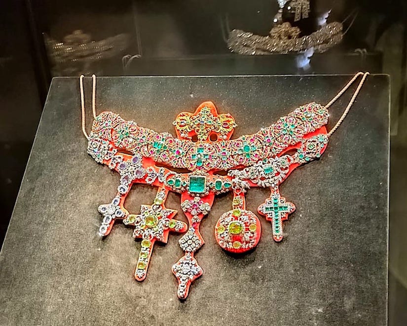 Если вы прибываете в Неаполь на круизном лайнере и хотите увидеть главное без спешки, эта экскурсия &mdash; идеальный выбор.

Сокровищница Святого Януария считается одной из самых ценных в мире. В её залах хранятся тысячи бриллиантов, рубинов и изумрудов, уникальные ювелирные дары, а также знаменитые серьги, ставшие символом избавления города от чумы. Вы узнаете, почему неаполитанцы называют Святого Януария своим главным защитником и как в XVI веке между городом и святым был заключён официальный &laquo;договор&raquo; о покровительстве.
